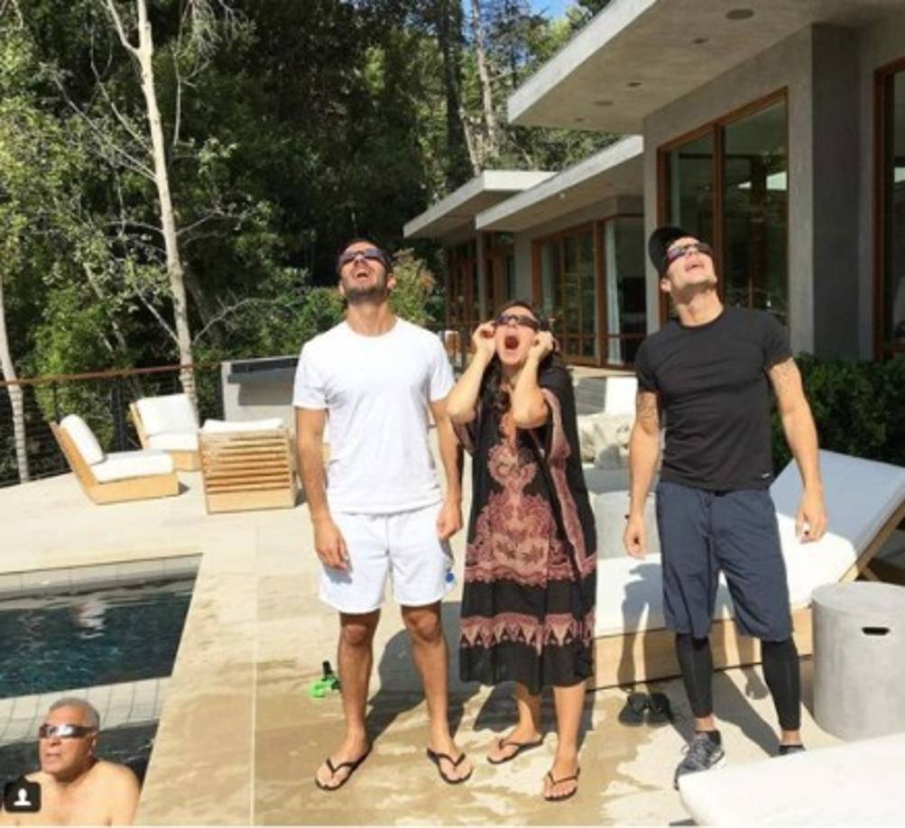 El pintor y pareja de Ricky Martin, Jwan Yosef, compartió esta imagen y a su lado puso el texto: 'Epic #thuglife in the left hand corner #eclipse #adamsfamily' (''Épico #Vidadegamberro en la esquina izquierda #eclipse #adamsfamily').