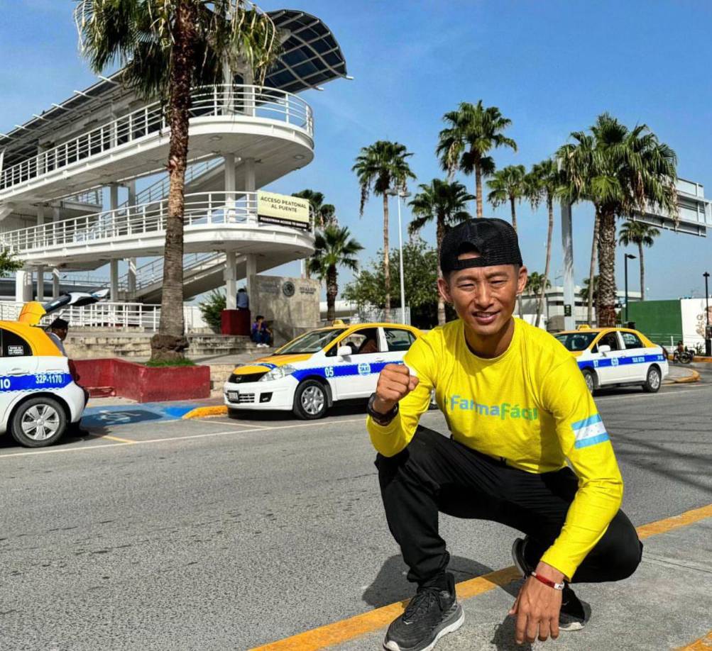 A lo que Shin respondió de inmediato: “Estoy corriendo 3,000 kilómetros, los policía de Tamaulipas me apoyaron hasta la frontera de Nuevo León y ahorita estaba coordinado mi paso por aquí”.