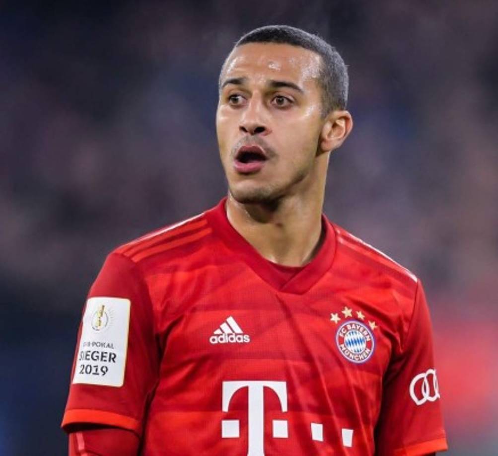 El Manchester United está interesado en hacerse con el fichaje de Thiago Alcántara. El entrenador noruego Ole Gunnar Solskjaer ha hablado con el mediocampista español para llevárselo a Old Trafford, según ha informado el periodista noruego Fredrik AN Filtvedt.<br/><br/>Todo indica que el jugador va a abandonar el Bayern Múnich y el Liverpool parece el mejor colocado. Ahora le ha salido otra 'novia' en la Premier League. Si finalmente se deja convencer por Solskjaer veríamos un centro del campo expléndido en Old Trafford con él y Van de Beek, fichaje ya confirmado.