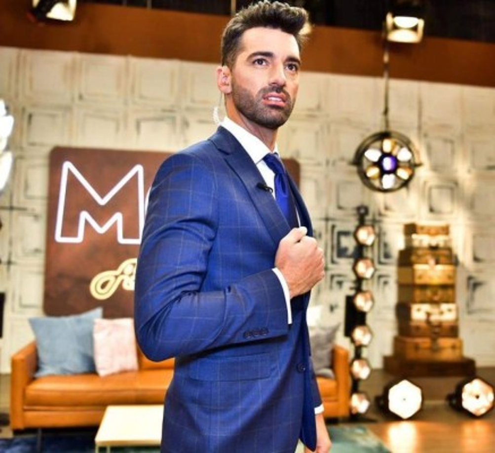 Toni y Adamari se conocieron en 2011, cuando ambos participaron como bailarines en el programa “Mira Quién Baila”. Después de varios meses de ensayar juntos, nació el amor entre ambos.