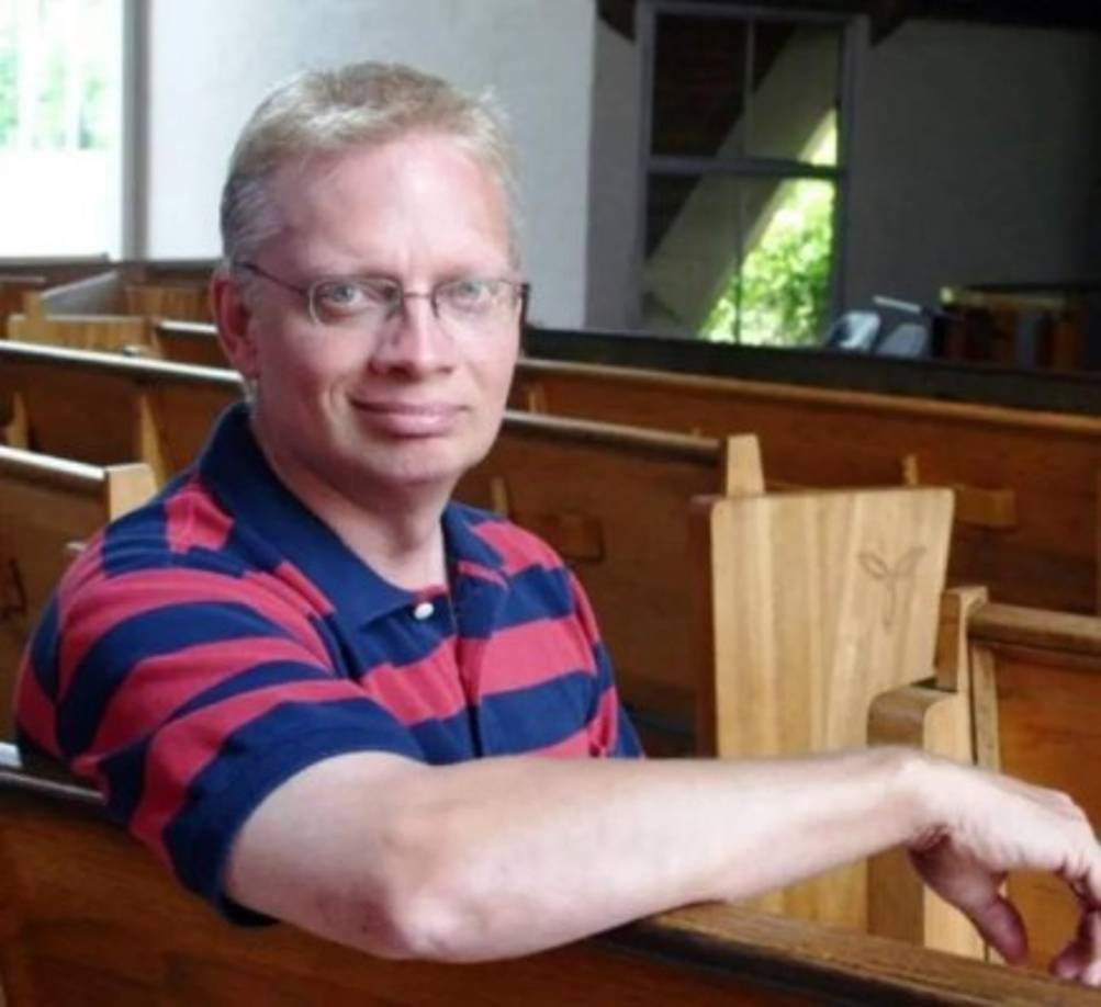 De acuerdo con los reportes, John se dio cuenta que se sentía algo especial por uno de sus pacientes, así que se divorció e inició una relación con Larry McQueen.