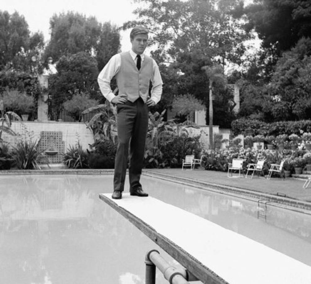 Retrato promocional del actor Robert Redford en el extremo de un trampolín en el debut del episodio de 'La hora de Alfred Hitchcock' titulado Un pedazo de la acción' el 28 de junio 1962.