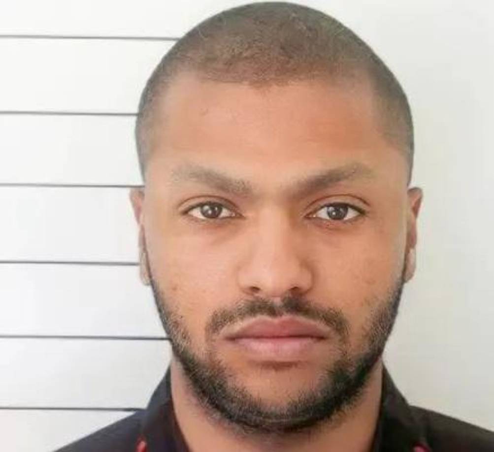 Thabo Bester, apodado el “violador de Facebook”, condenado a cadena perpetua en 2012, atraía a sus víctimas en esa red social para violarlas y robarles y mató al menos a una. Hace casi un año se fugó de una prisión privada pero la policía no lo confirmó hasta el mes pasado. 