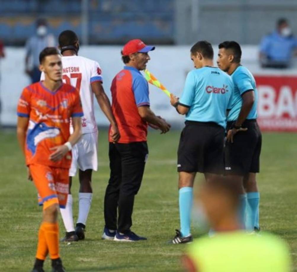 Tras el final del partido, Pedro Troglio se dirigió a la cuarteta arbitral.