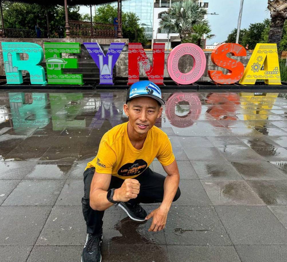 Shin Fujiyama lleva ya ocho días de haber iniciado su recorrido de los 3,000 kilómetros desde Reynosa, México, recorre 42 kilómetros por día.