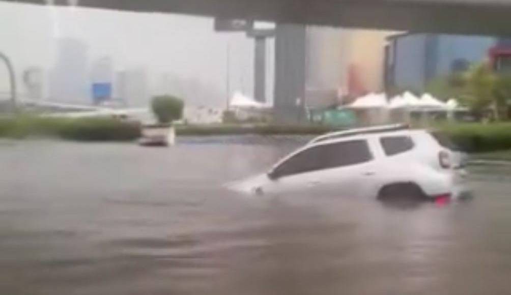 “Un total de 21 vuelos de ida y 24 de llegada han sido cancelados desde las 12:02 hora local (08:02 GMT) de esta mañana, y tres vuelos fueron desviados a otros aeropuertos vecinos”, informó.