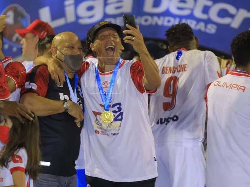 Pedro Troglio festejó a lo grande el tetracampeonato del Olimpia conseguido en el estadio Morazán.