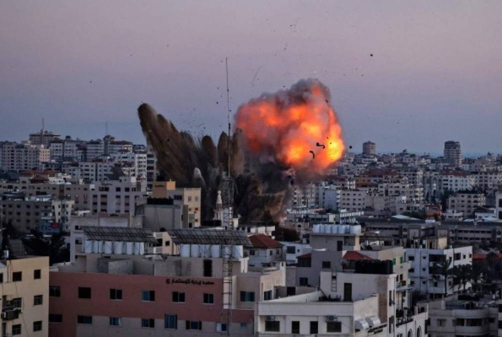 Por otra parte, los ataques siguieron a una fuerte ola de cohetes lanzada esta madrugada hacia Tel Aviv, que había sido anunciada previamente por el líder del brazo armado de Hamás, Mohamad Deif, y que se extendió a múltiples ciudades del centro de Israel.