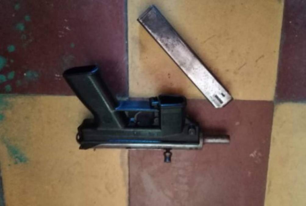 Una mini Uzi que encontraron en los baños de la escuela.