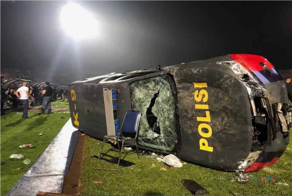 Las dantescas imágenes de la batalla campal que dejó más de un centenar de muertos en partido de fútbol en Indonesia