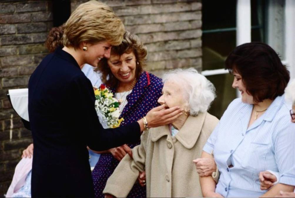 8. Era muchísimo más cercana a las personas que cualquier otro miembro de la realeza.<br/><br/>La reina a menudo se ve con sus sombreros de marca y casi siempre usa guantes mientras estrecha la mano durante los eventos. Sin embargo, Diana dejó atrás esa práctica.<br/><br/>'Abandonó el protocolo real de usar guantes porque le gustaba tomarse de las manos cuando visitaba a personas o se daban la mano y tenían contacto directo', le dijo Eleri Lynn, la curadora de una exposición sobre el estilo de Diana.<br/><br/>'También dejó de usar sombreros porque dijo: 'No se puede abrazar a un niño con un sombrero''.