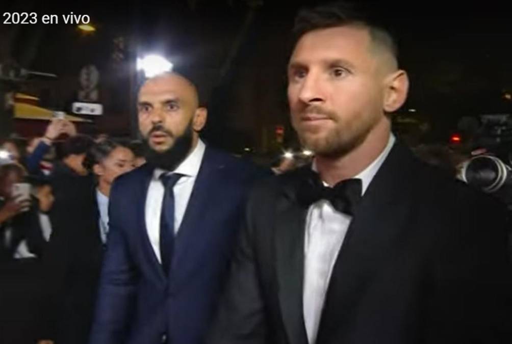 Lionel Messi llegó custodiado por su peculiar guardaespaldas. 