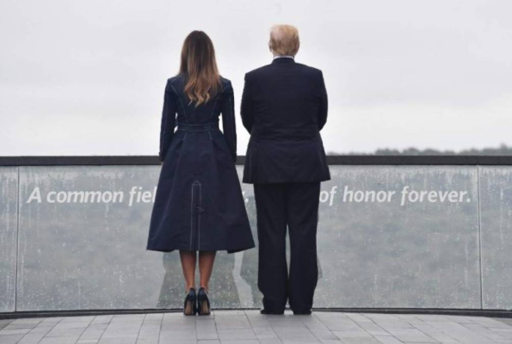 Trump y Melania visitaron el recién inaugurado monumento la Torre de las Voces, una estructura de casi 30 metros con 40 campanas que representan a cada una de las víctimas.