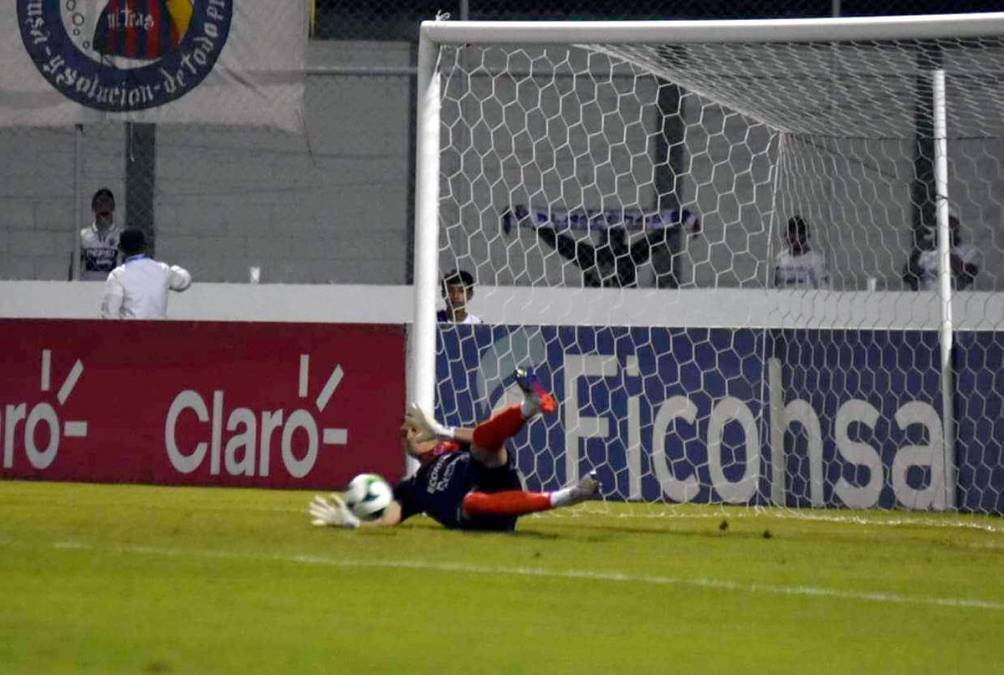 El portero del Olancho FC, Harold Fonseca, le detuvo un penal al delantero olimpista Jorge Benguché en el primer tiempo del partido.