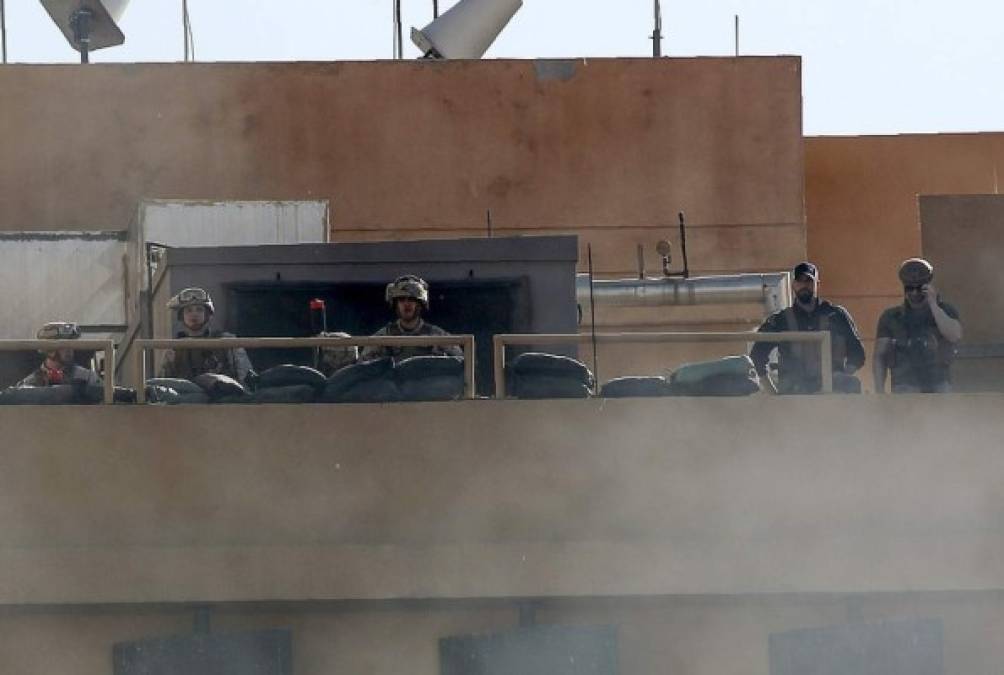 Militares estadounidenses están apostados sobre el techo del edificio principal para evitar el ingreso de la multitud de manifestantes a la embajada de EEUU en Bagdad.