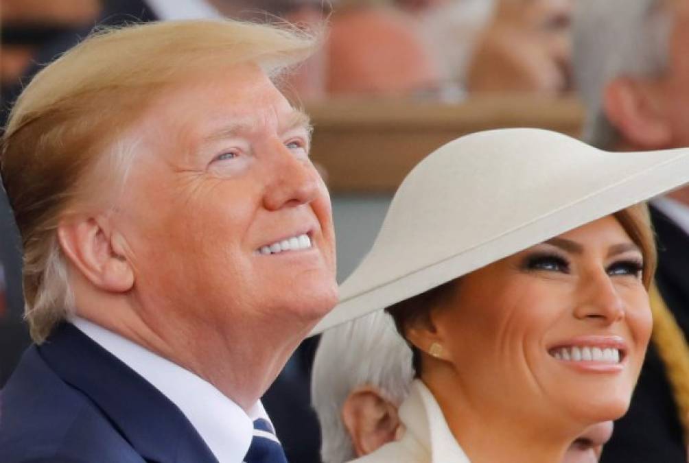 Trump y Melania observaron el desfile aéreo de los cazas Spitfires y del grupo acrobático de la Royal Air Force británica Red Arrows durante la ceremonia.