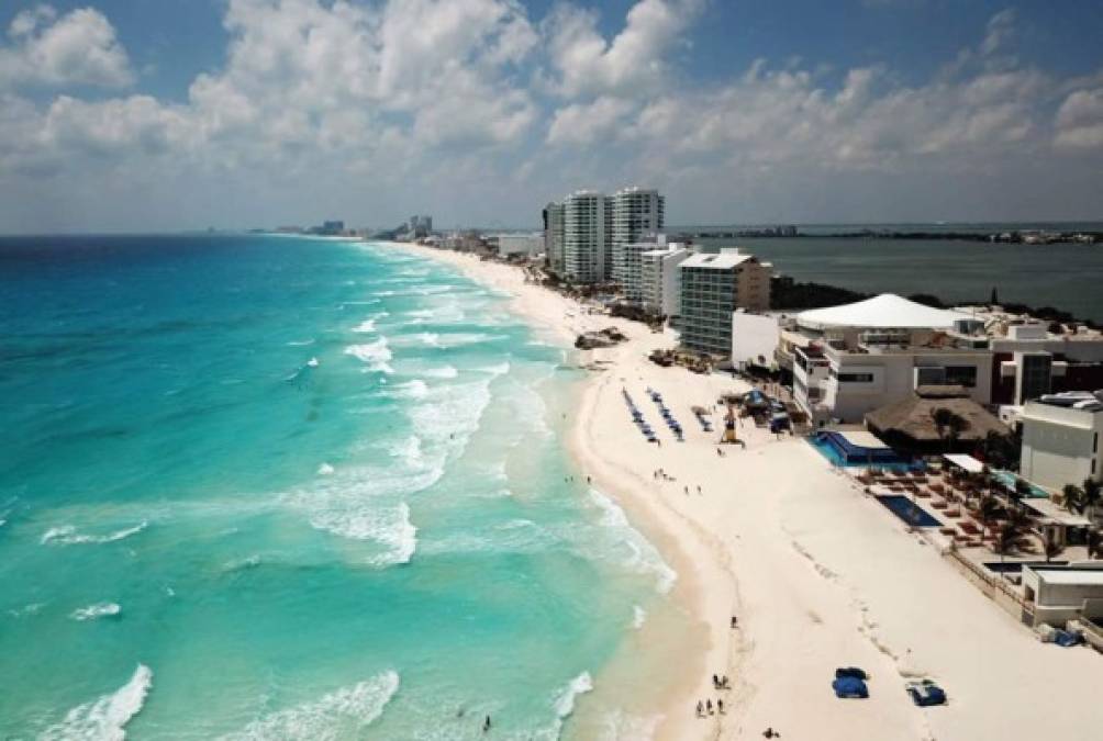 Vista aérea de una playa casi vacía en Cancún, estado de Quintana Roo, México, el 28 de marzo de 2020. Se registra una caída significativa en el número de turistas en los centros turísticos de México debido a la nueva pandemia de coronavirus. / AFP