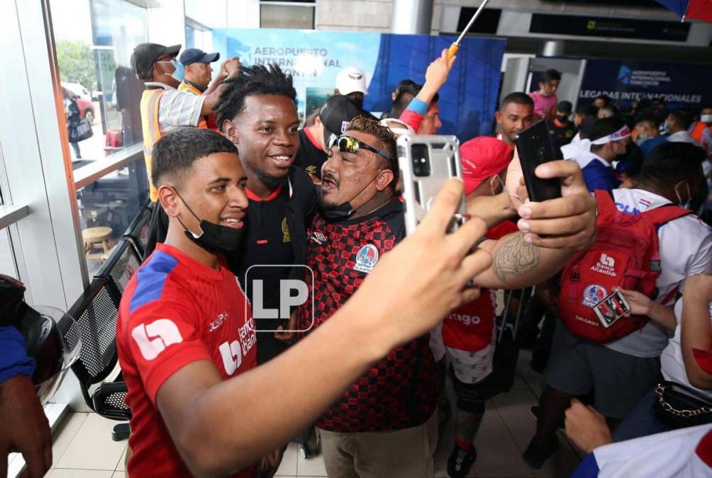 El defensa José García también posó para una selfie con aficionados del Olimpia.