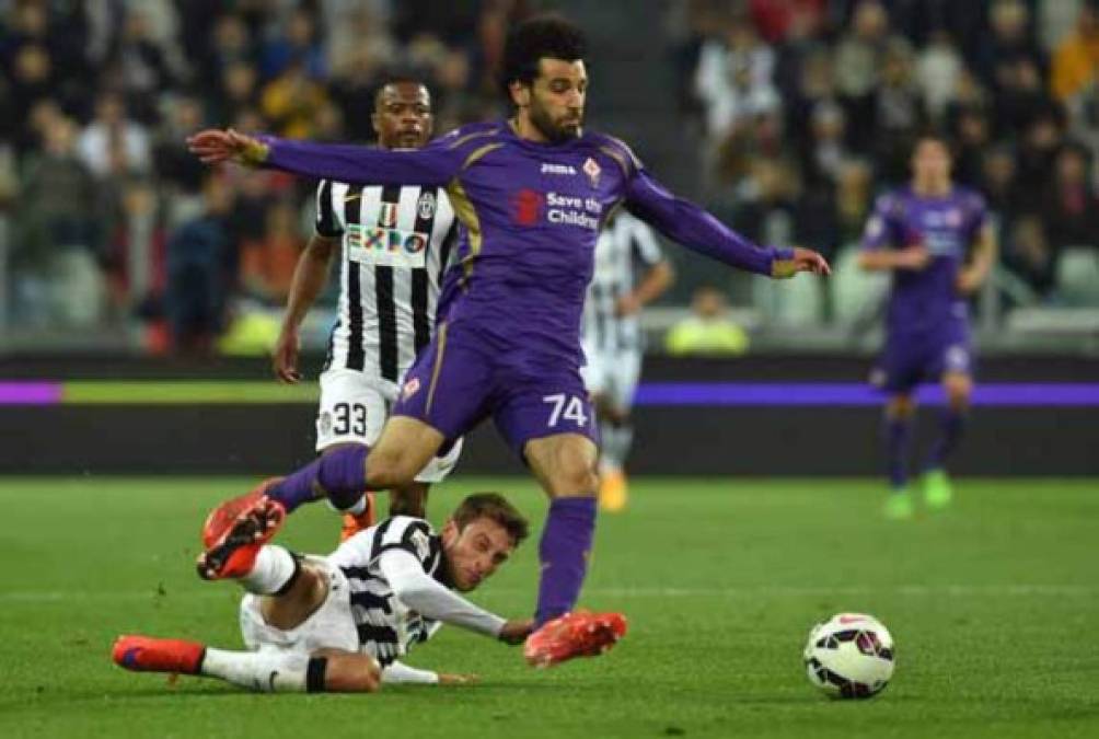 Llevó el 74 en la Fiorentina. Salah quiso homenajear a las 74 víctimas de un enfrentamiento en el estadio Port Said en 2012 entre los seguidores del Al-Ahly y del Al-Masry durante su etapa en la Fiorentina luciendo el dorsal con el número de fallecidos.