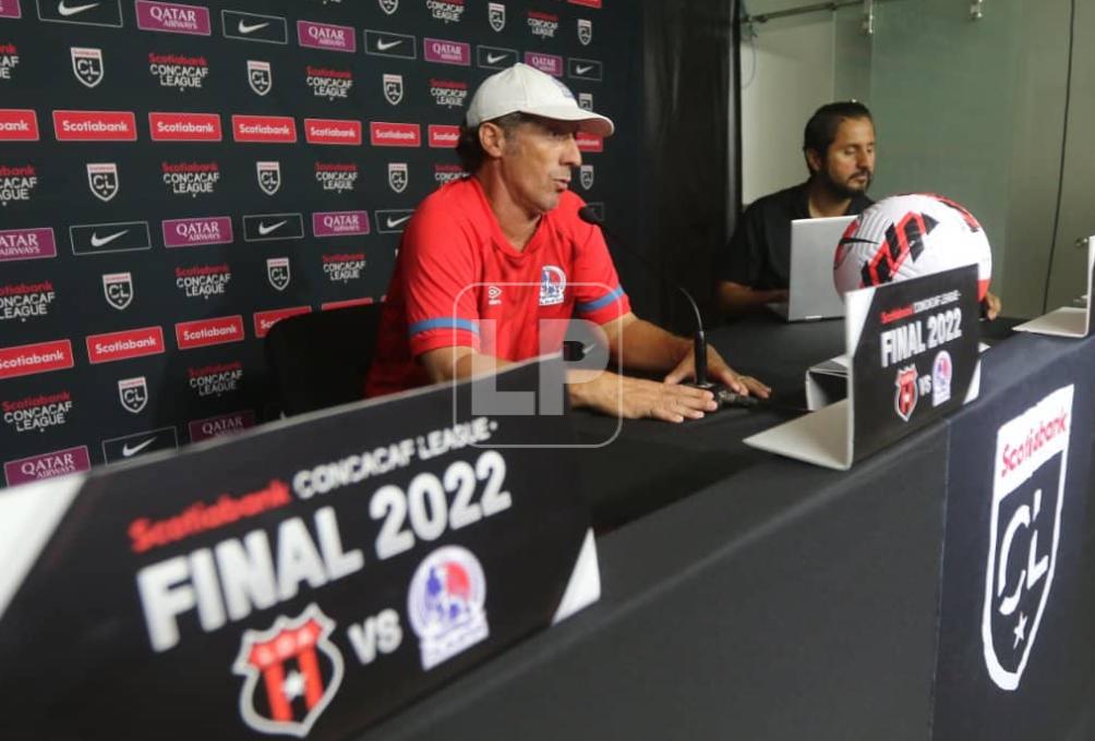 Pedro Troglio durante la conferencia de prensa en Costa Rica.