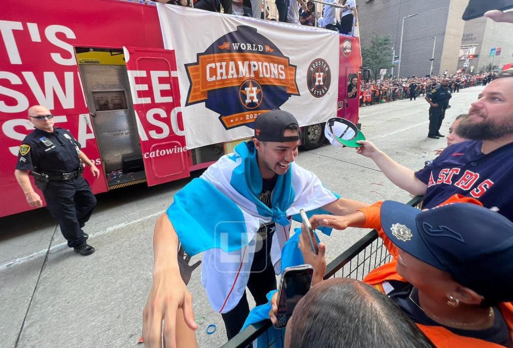 ¡Tremenda humildad! Mauricio Dubón saluda a hondureños en pleno desfile de la Serie Mundial