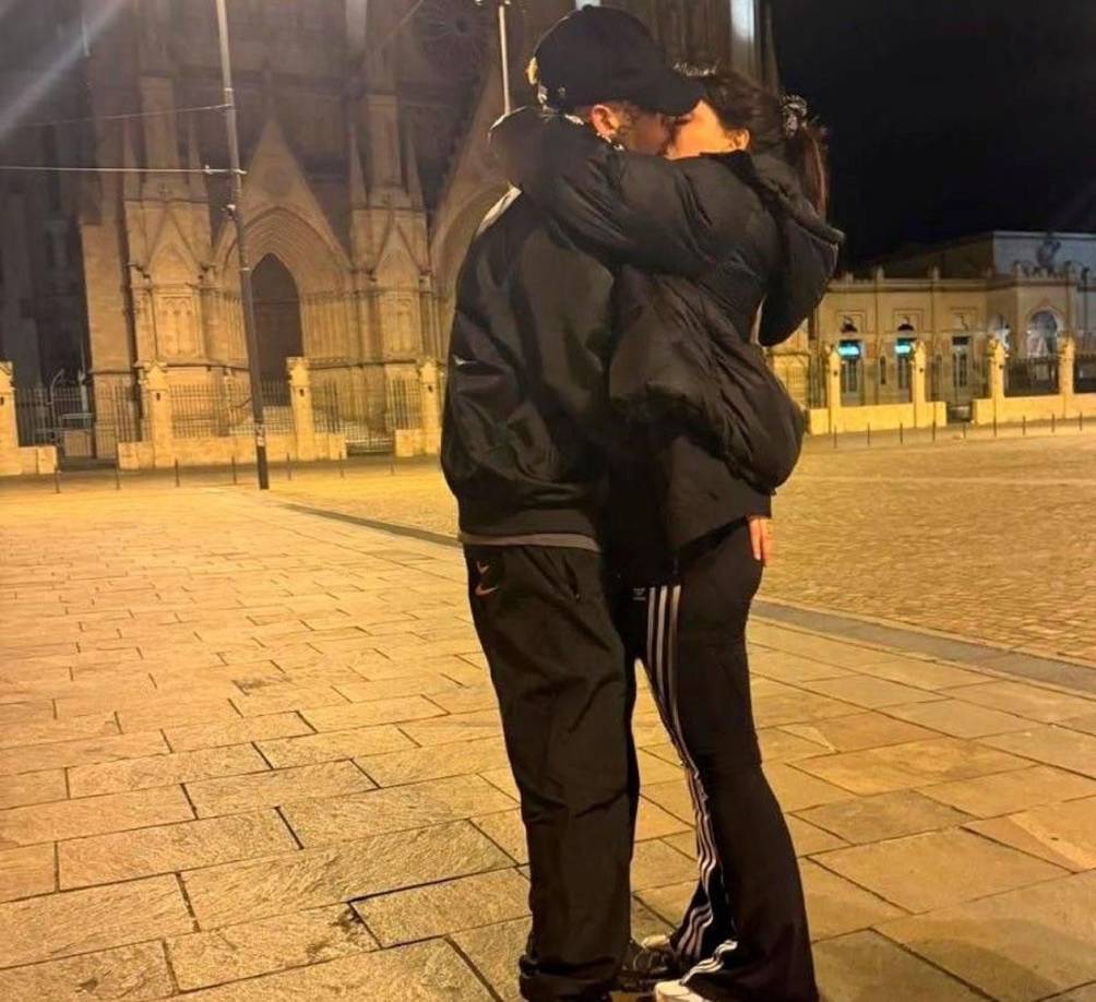 Los labios de la modelo se atrapan en un beso intenso con el conocido cantante argentino, que también agarra del trasero a la presentadora.