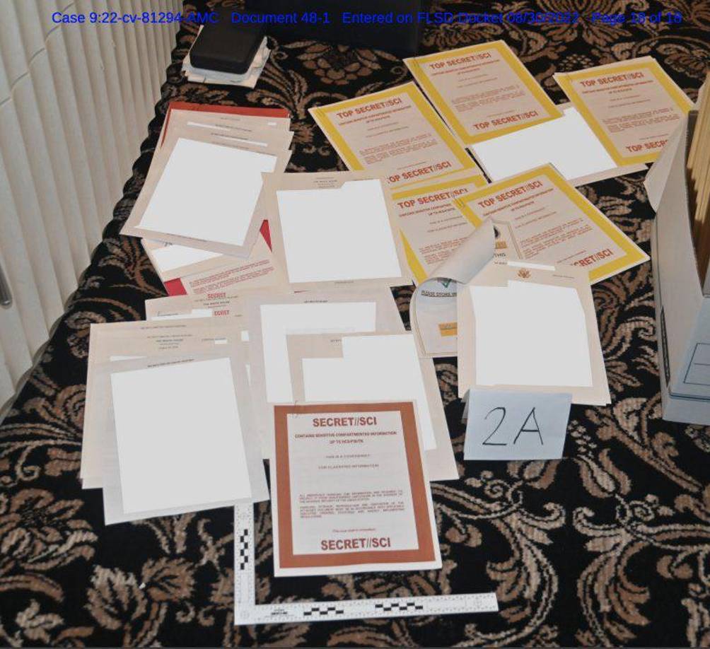 Los documentos estaban guardados junto a revistas de Trump en el escritorio de su oficina en Mar-a-Lago, que es una copia del icónico buró de la resolución en la Casa Blanca