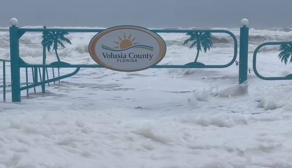 Parte de un muelle de pescadores en la localidad costera de Lauderdale-by-the-Sea, a unas 90 millas al norte del lugar por donde la tormenta entró en Florida, se desplomó debido al viento y el oleaje y quedó partido en dos.