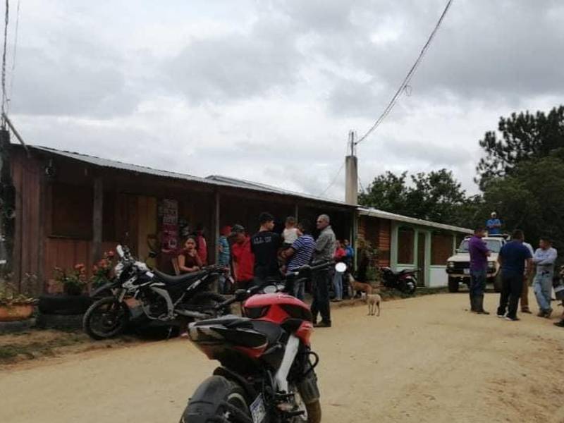 Pobladores llegaron a la escena del crimen.