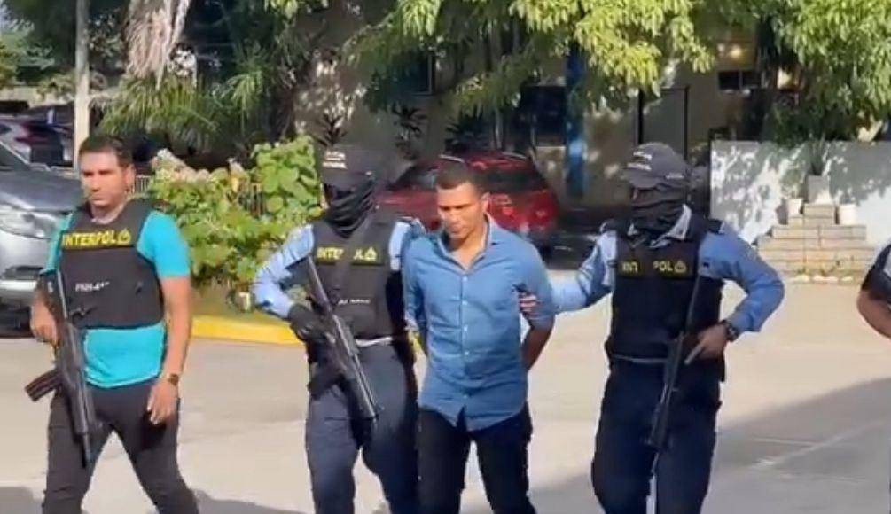 “Se logró detectar, porque él (Santos Chavarría) subió videos pornográficos a una plataforma internacional donde el FBI detectó y dio las alertas”, dijo Turcios a periodistas. 