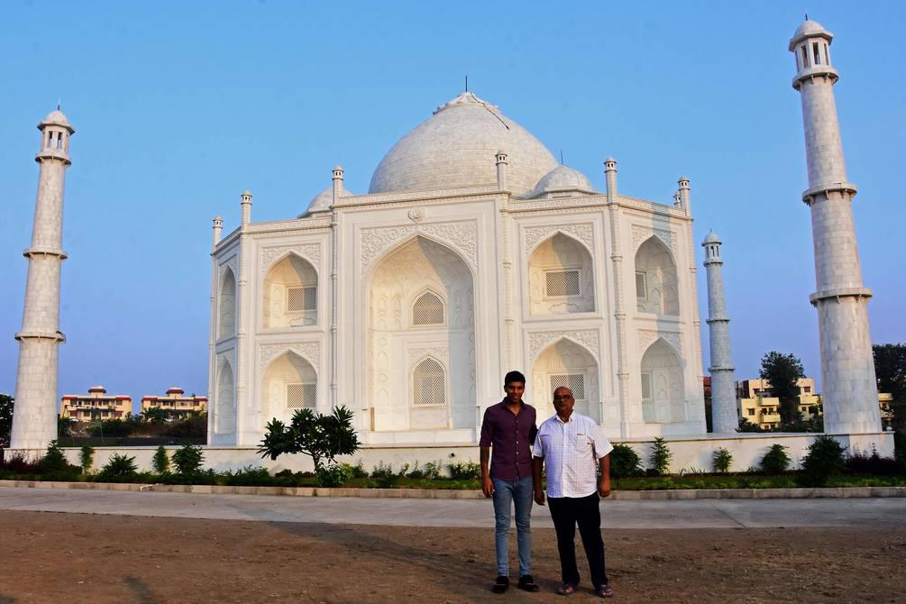 Hombre construye una réplica del Taj Mahal en señal de amor a su esposa