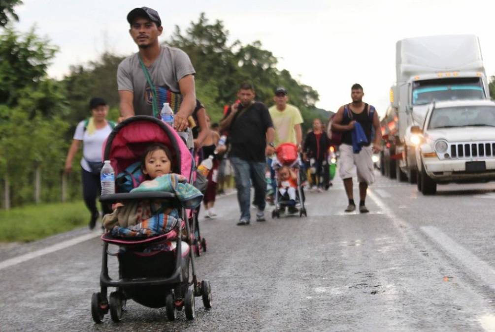 Ludi empujaba la carriola de su hijo mientras caminaba sobre esta carretera costera y con la ilusión de llegar a su próxima parada, Huixtla, en esta caravana que salió el pasado sábado de Tapachula y apenas ha avanzado unos 40 kilómetros.El camino hasta la capital es de más de 1.100 kilómetros.
