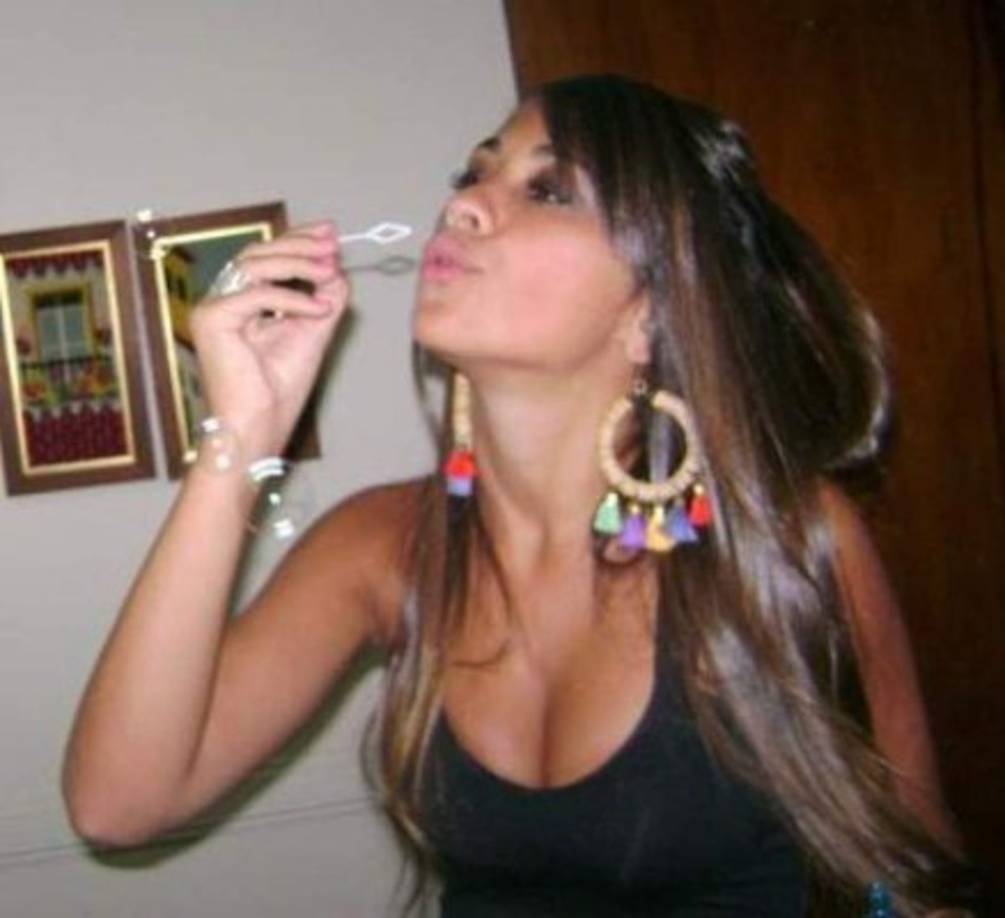 El look de Antonella Roccuzzo suele consistir en llevar el pelo suelto o recogido con una cola.