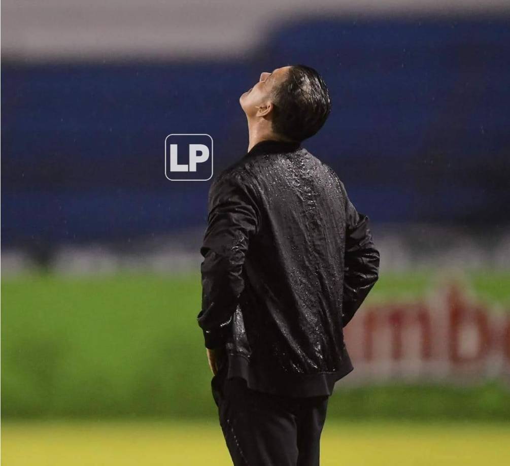 El entrenador de Canadá, John Herdman, se lamenta tras el segundo gol de Honduras.