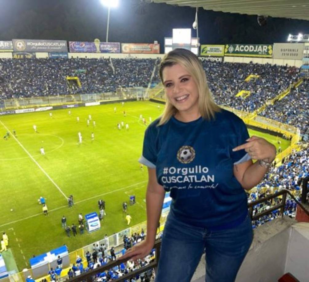 lindacruztv es la cuenta de Instagram de la linda periodista salvadoreña.