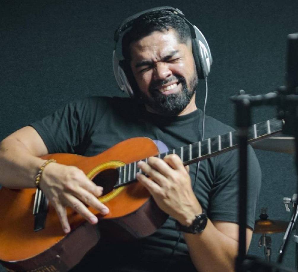 Davis Linares ft. Edwin Cardona llegan a Isabella Boutique Hotel desde las 8:00 pm de este 25 de enero, el precio por persona es de 550 lempiras y le incluye cena, cóctel de bienvenida, karaoke y música en vivo. 