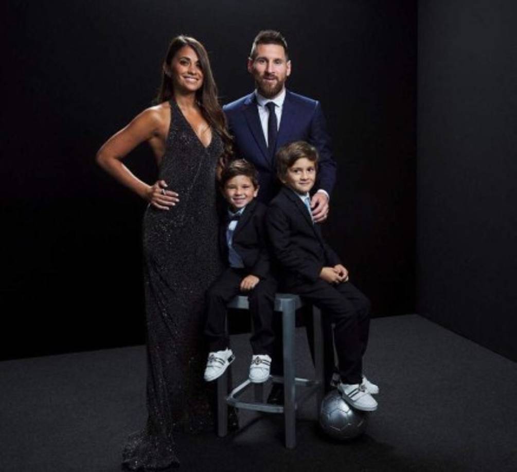 Antonella Roccuzzo lució radiante y acompañó junto a sus hijos al astro argentino Lionel Messi.