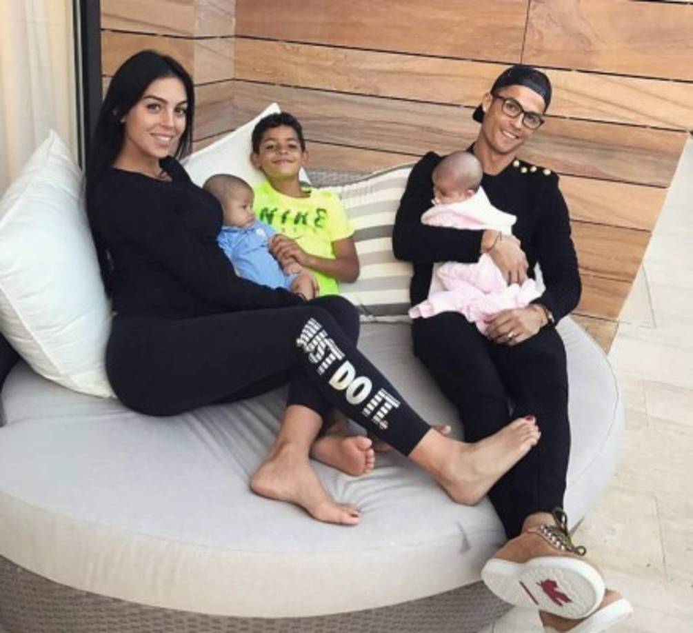 La pareja que recientemente se trasladó de Madrid a Turín tras el fichaje se encuentra disfrutando de un nuevo estilo de vida, Georgina contó algunos detalles sobre cómo es su día a día. <br/>