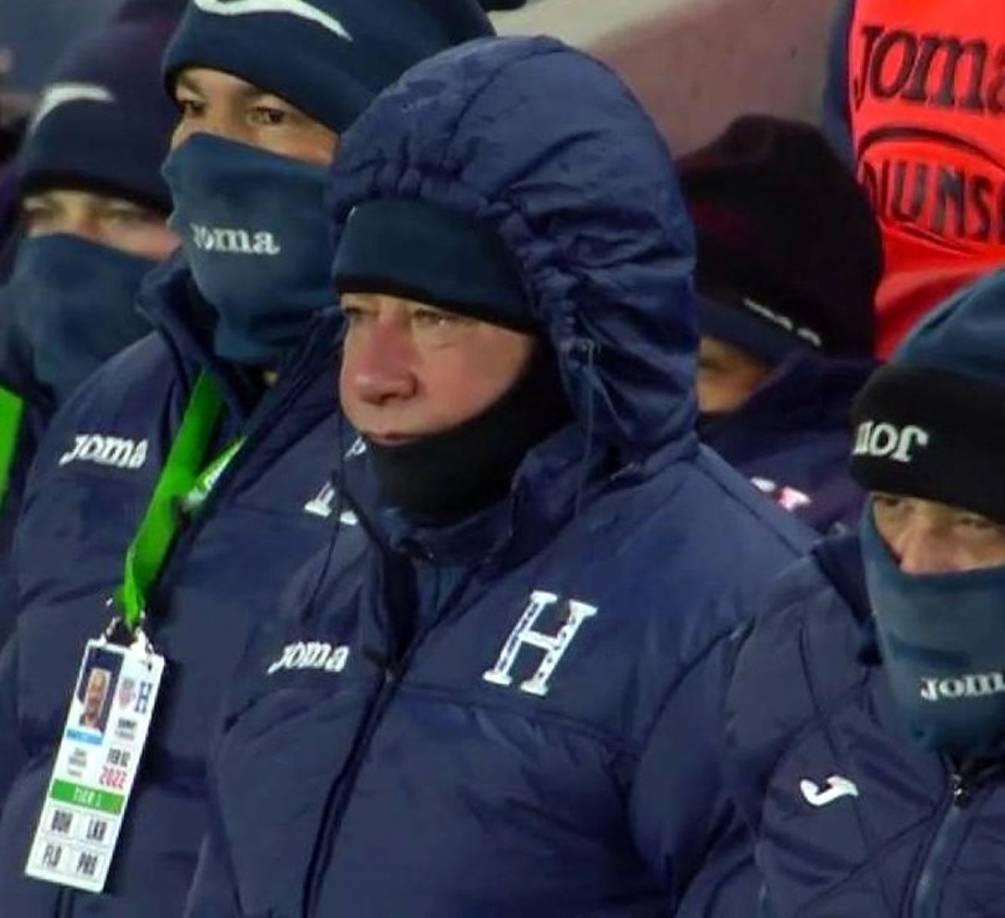 Hernán ‘Bolillo‘ Gómez estaba congelándose en el estadio y así dirigió el partido ante Estados Unidos.