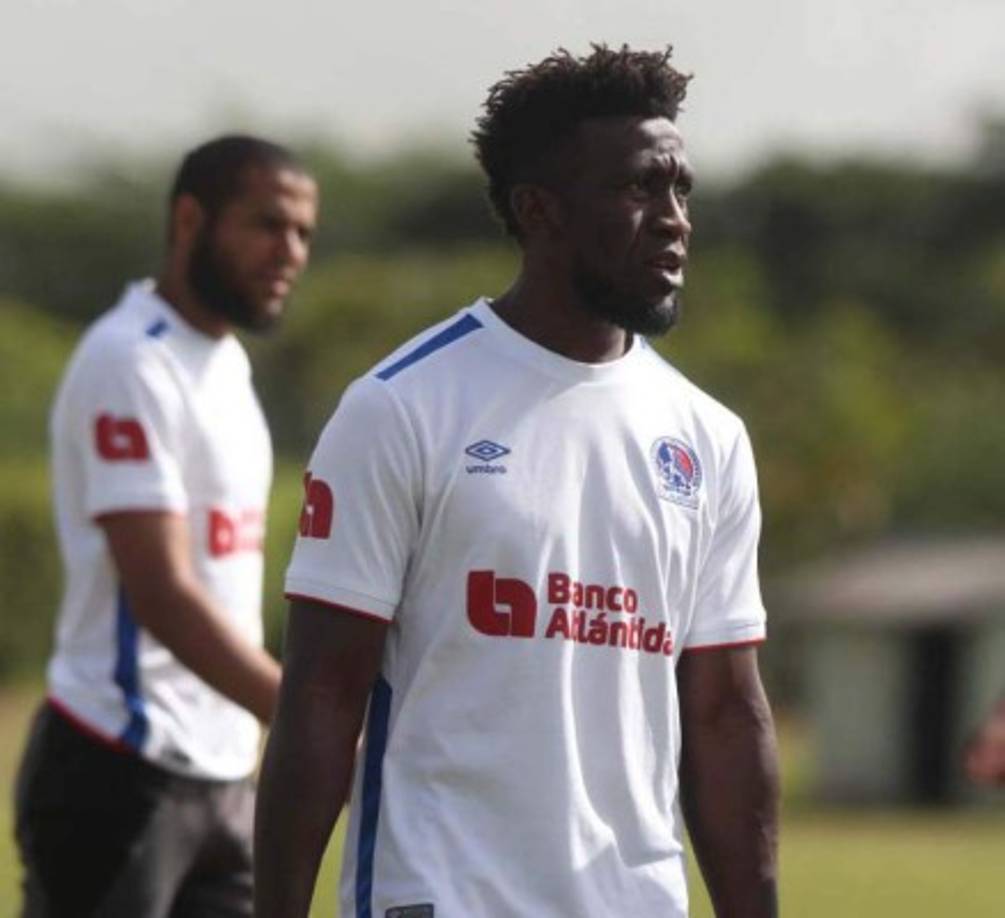 Hendry Thomas: El volante de contención sigue entrenando con Olimpia pero su futuro es incierto. El jugador no ha firmado con el club albo, el problema es tanto tiempo de inactividad que tiene.