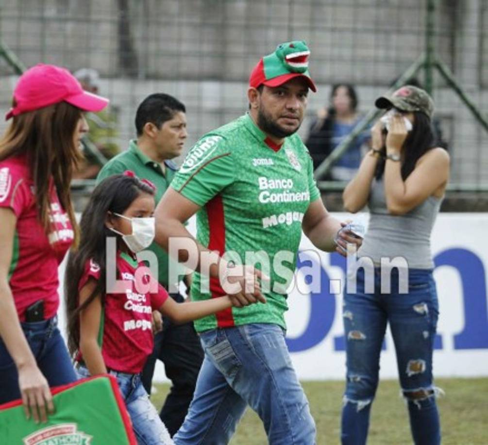 Un padre de familia busca con su hija un mejor refugio luego de los actos lamentables que se han dado.