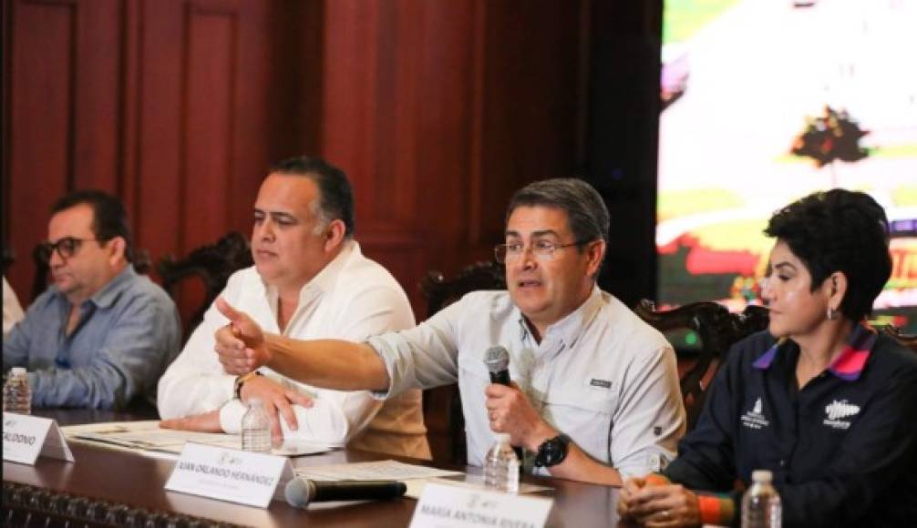 Juan Orlando Hernández y el alcalde Armando Calidonio junto a un grupo de técnicos se reunieron este martes para la revisión del proyecto de construcción de los nuevos y modernos mercados que tendrá la ciudad.