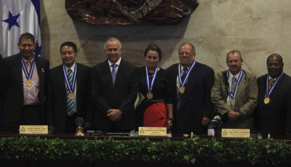 Los galardonados junto al presidente del Congreso de Honduras, Mauricio Oliva.