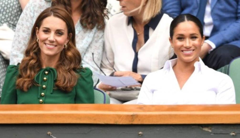 Hasta ahora los únicos vicios que la duquesa de Sussex ha mostrado son, un gusto por la moda usando de alta costura (carisíma), y el tenis, este último uno que comparte con su concuñada Kate Middleton.