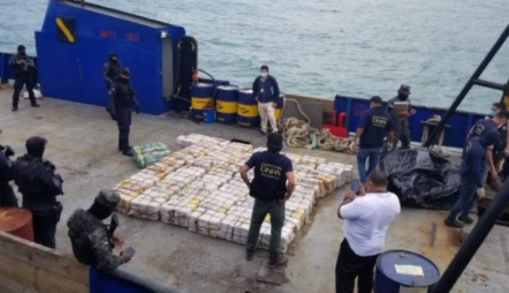 También detuvieron a siete hondureños, presuntos tripulantes de una embarcación que transportaba la droga, informó una fuente militar.