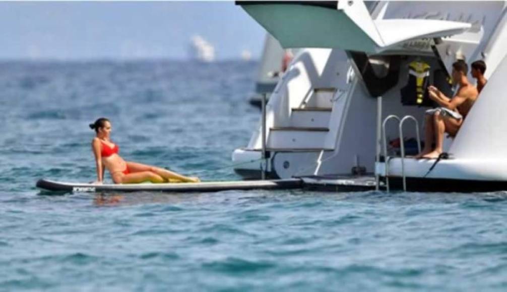 Cristiano Ronaldo y Georgina Rodríguez han seguido disfrutando de su eterna 'dulce vida' en la Costa Azul francesa, donde están aprovechando para pasar unos días de relax antes de que comience el nuevo curso. Foto Grosby Group