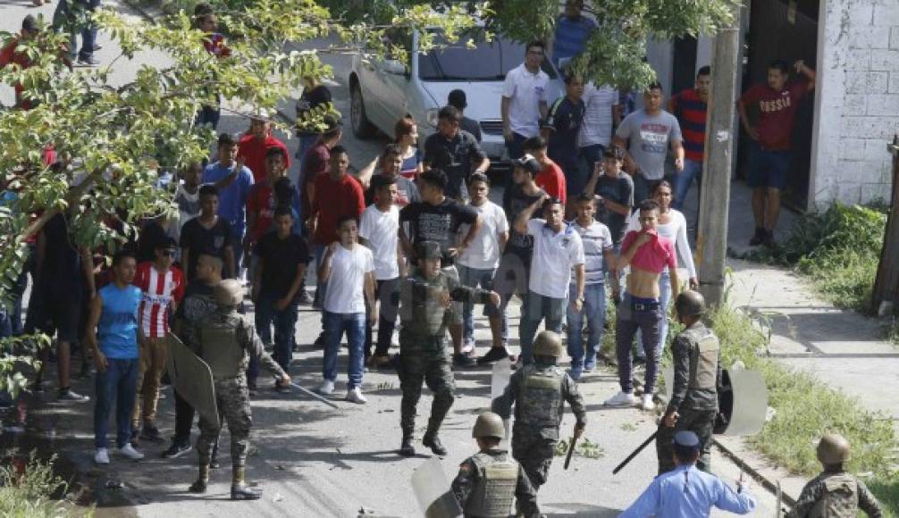 Un grupo de seguidores del Olimpia llegó camuflado y alteraron el orden .