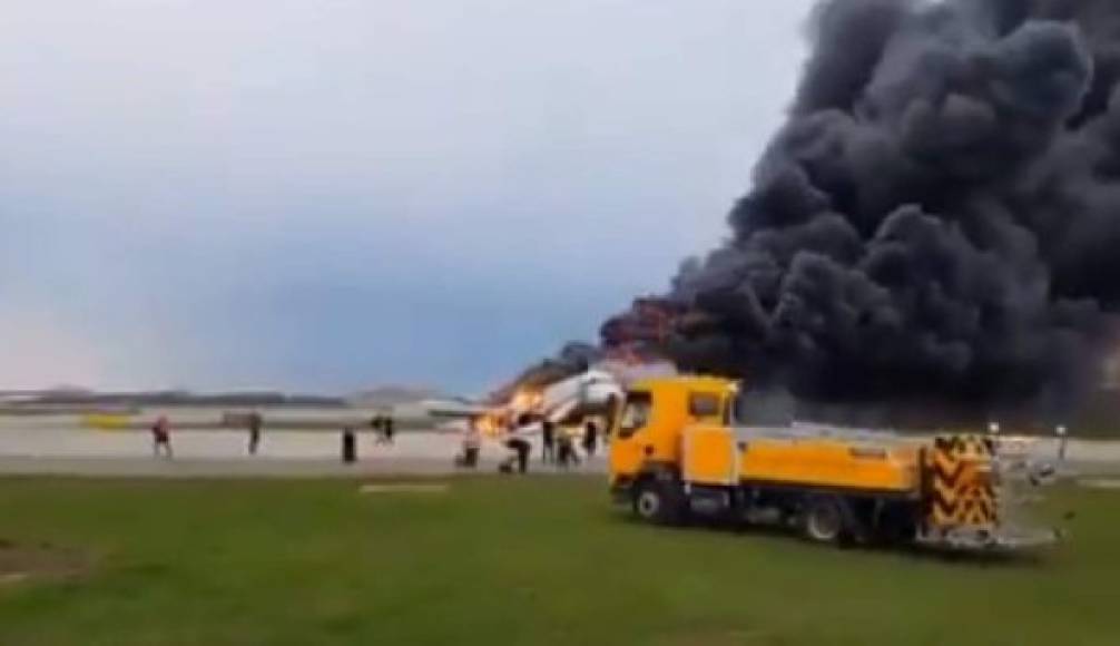 Un video difundido por la televisión rusa muestra el aterrizaje del avión envuelto en llamas. En otros videos difundidos por las redes sociales se ve la evacuación de emergencia de los pasajeros a través de los toboganes.