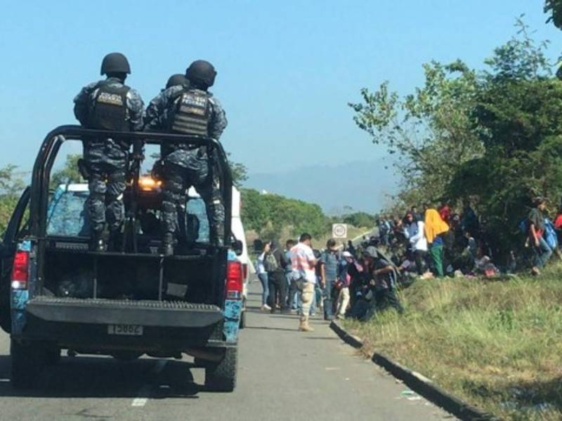 Un grupo de migrantes decidió no esperar a realizar el proceso migratorio que les acreditaría estancia legal en México durante un año.