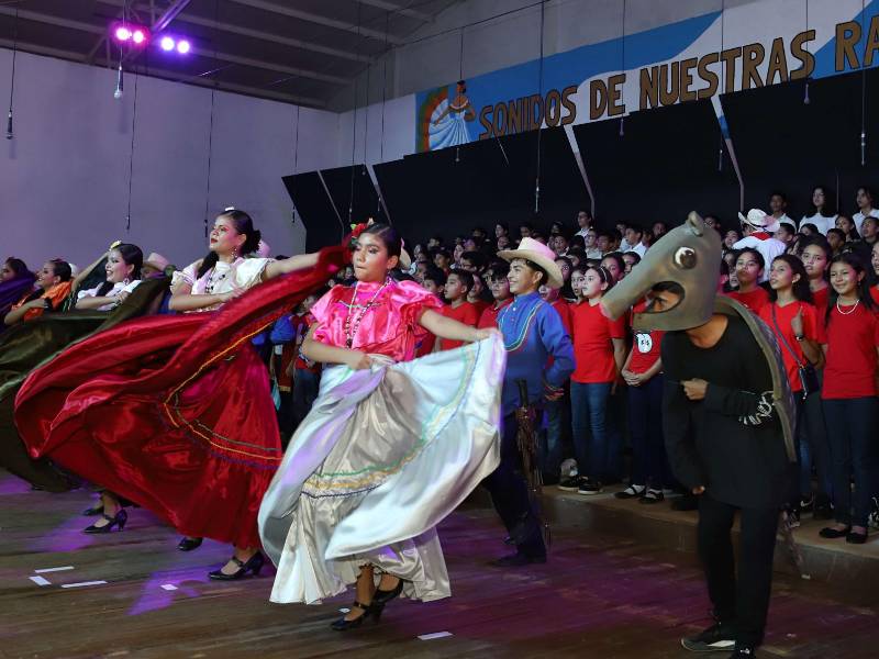 El evento fue protagonizado por centenares de niños y adolescentes que dieron un espectáculo cultural de primer nivel.